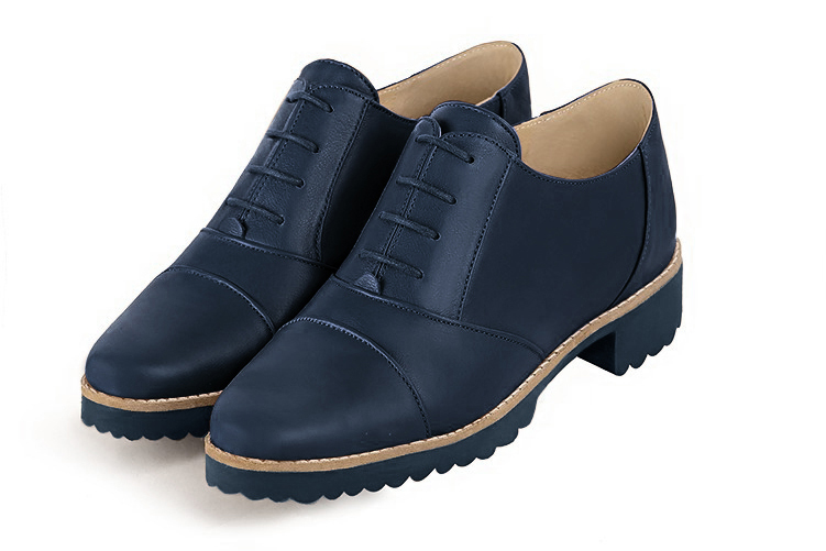 Chaussure femme a lacets bleu marine Derby sport Bout rond. Semelle gomme talon plat. Modele Coco Paris Sport